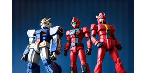 バンダイのロゴとガンプラまたは仮面ライダーフィギュア