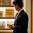 高級感のあるストアでコンシェルジュが案内する様子